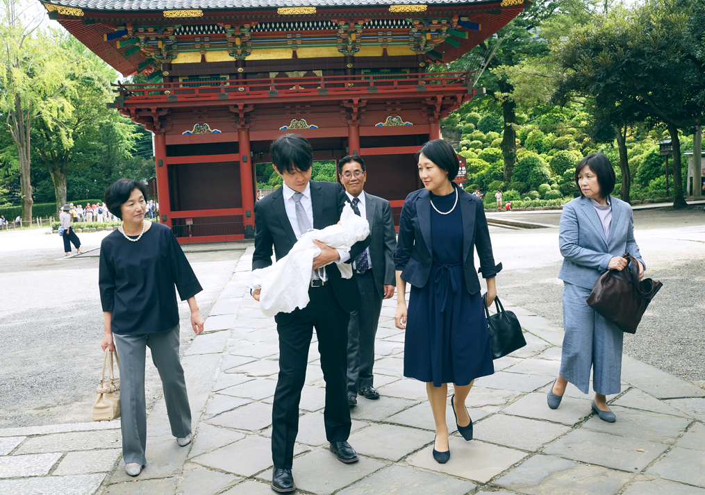 根津神社の参道を歩く家族