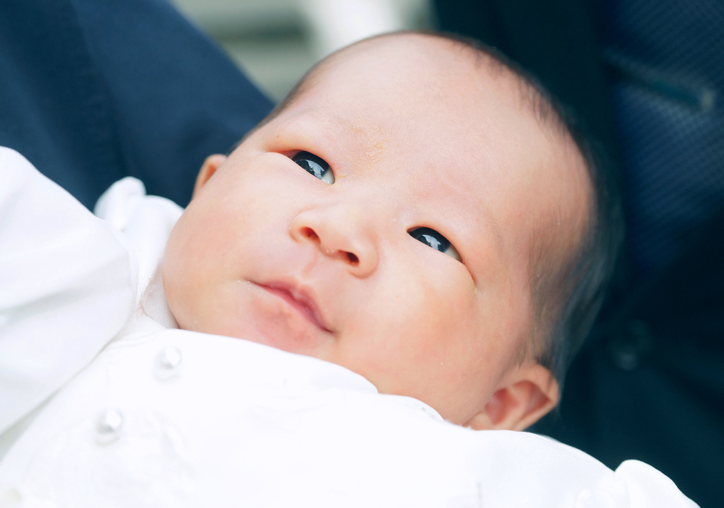 赤ちゃんの目パッチリの写真