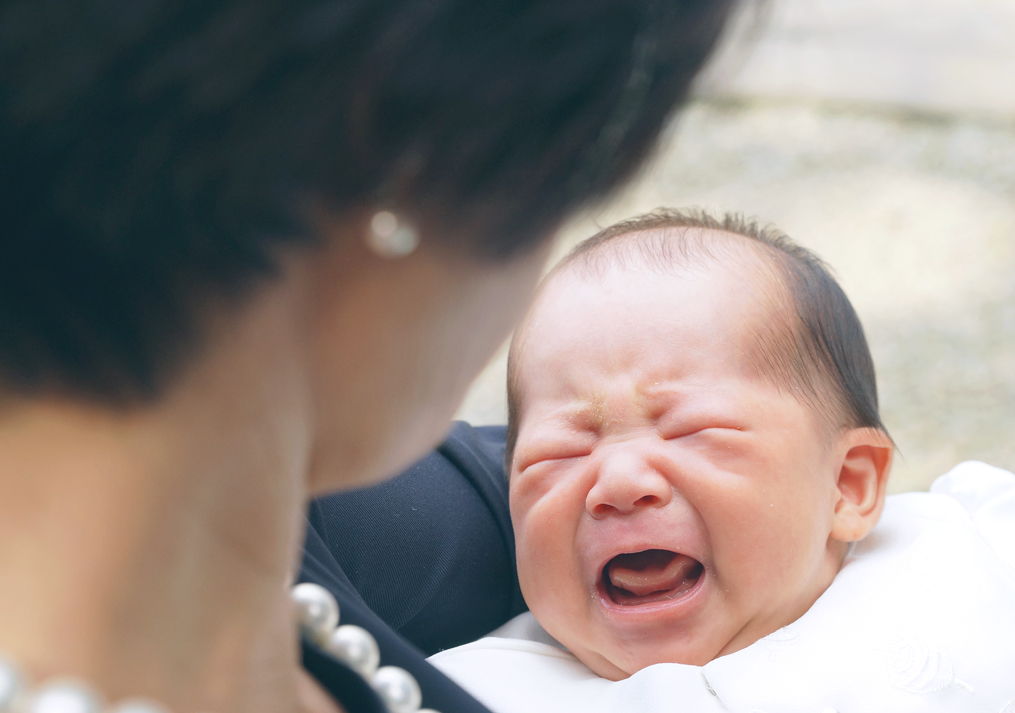 泣き出した赤ちゃんの写真