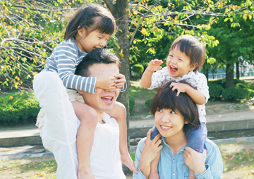 川崎公園で遊ぶ家族
