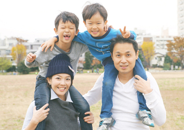 荻窪公園で遊ぶ家族