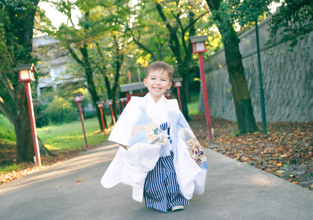 白い袴で走る男の子の七五三写真