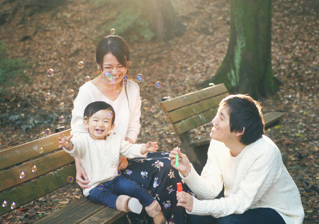 シャボン玉で遊ぶ家族写真