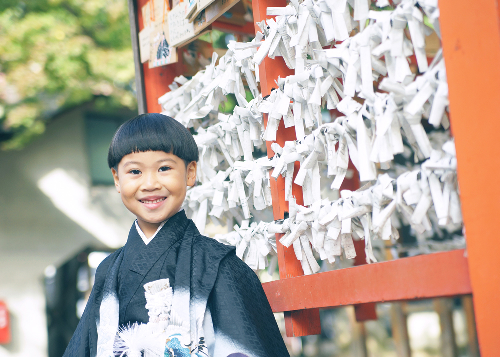 七五三のおみくじ 七五三のおみくじを引く男の子