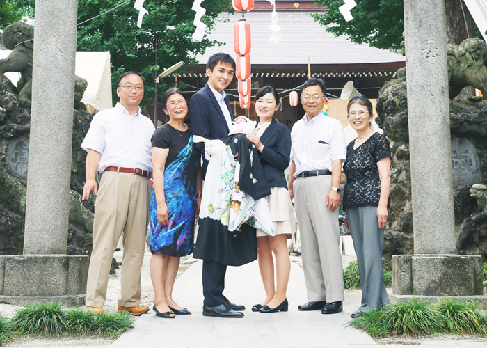 神社の鳥居の前で家族写真
