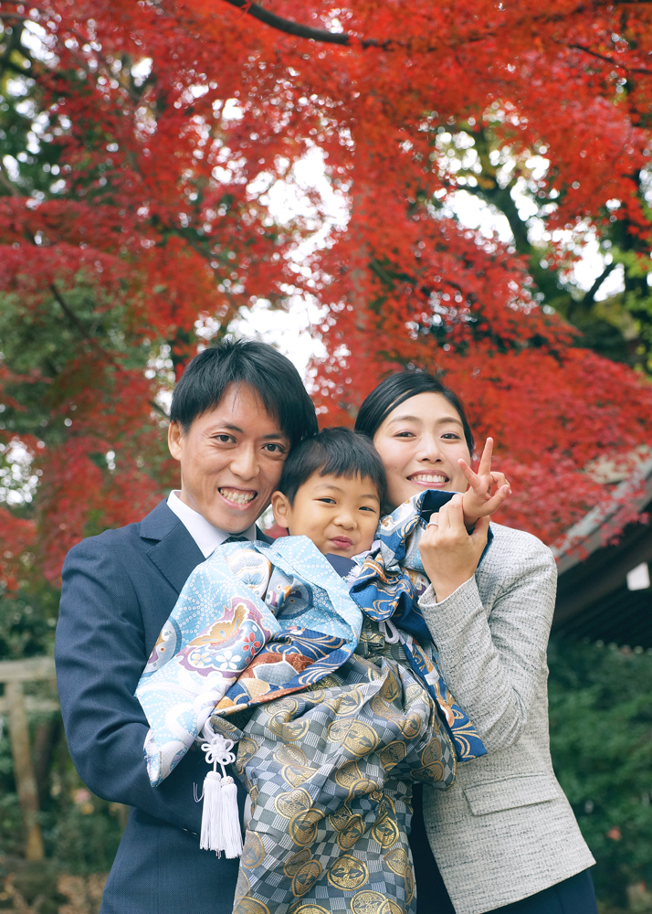 紅葉の下で家族写真