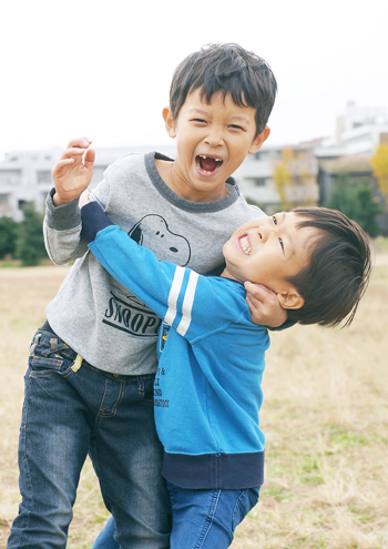 公園で遊ぶ男の子の兄弟