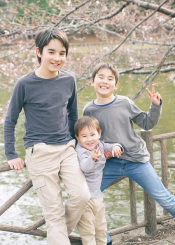 石神井公園で遊ぶ男の子の三兄弟