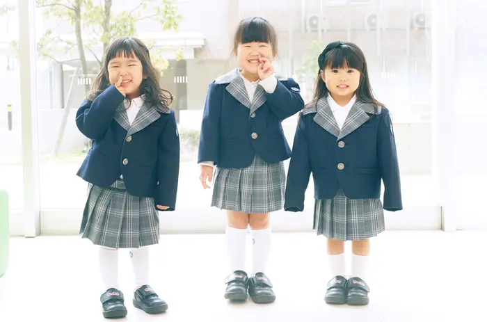 新しい制服を着た子供たち 新しい制服を着た子供たち