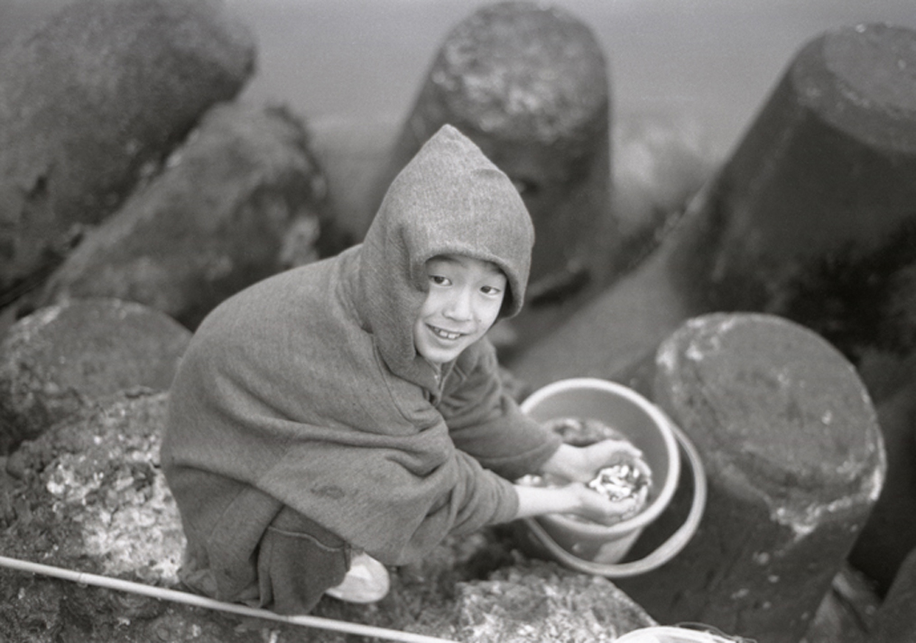 魚をとる男の子