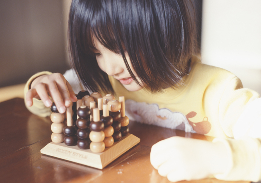 おもちゃで遊ぶ女の子