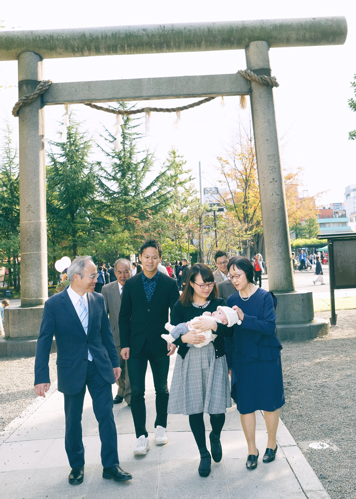 浅草神社の参道を歩く家族