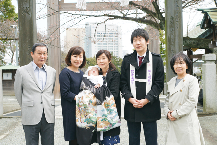 鳥居の前で家族写真