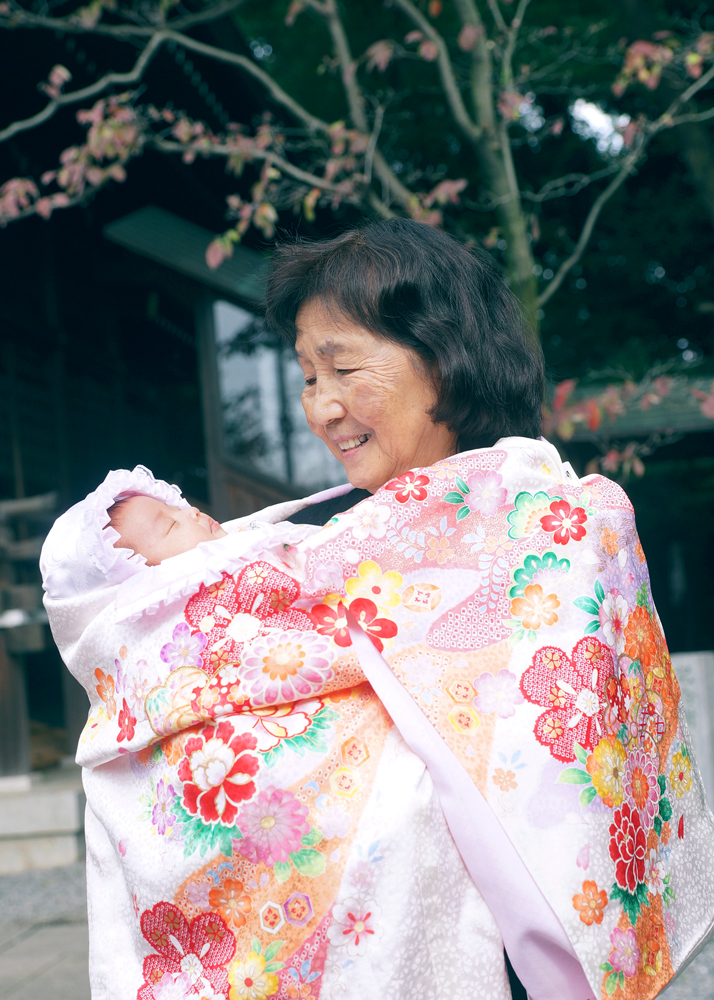 祖母様が赤ちゃんを抱っこしている写真