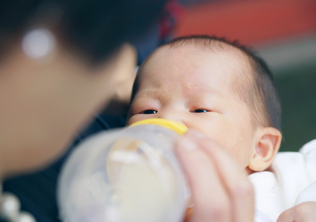 ミルクをのむ赤ちゃんの写真