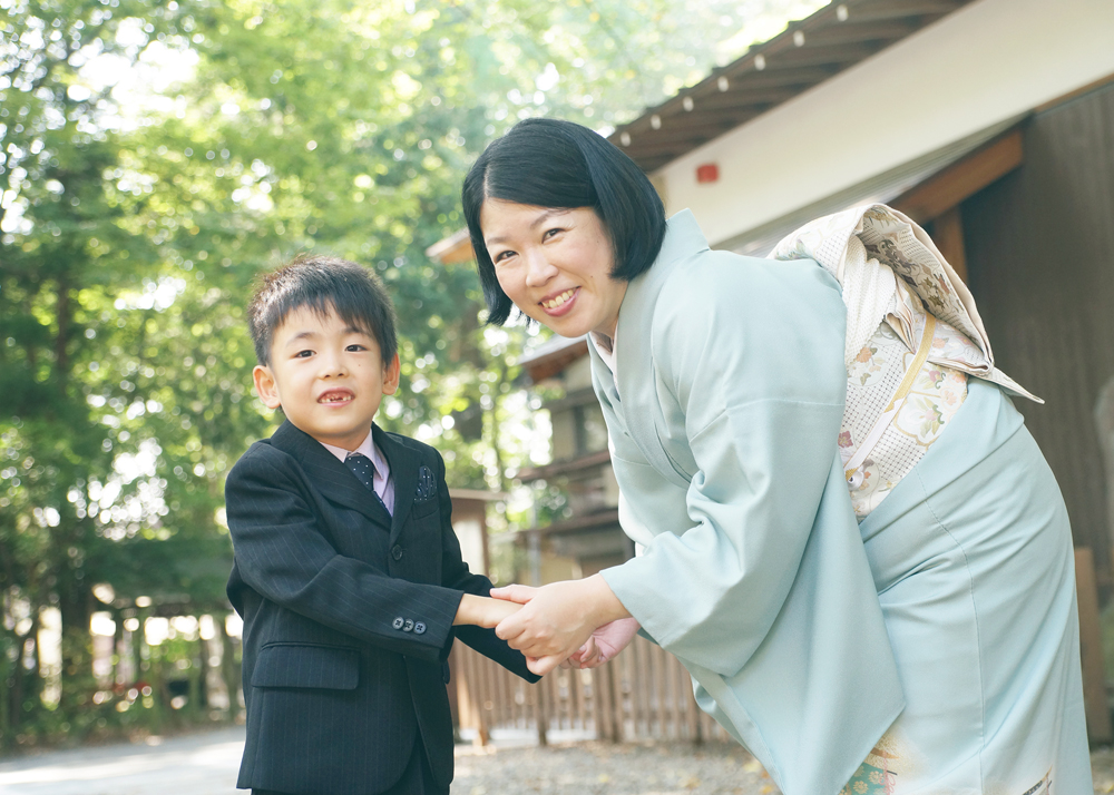 長男くんの手を握るママ