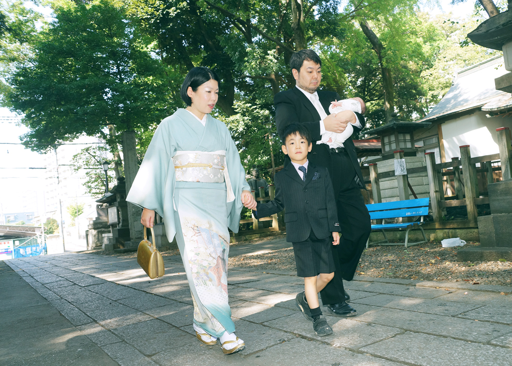 参道を歩く家族写真