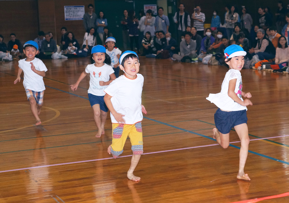 保育園の運動会のリレー