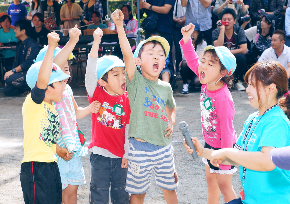 保育園の運動会で声を上げる子供達