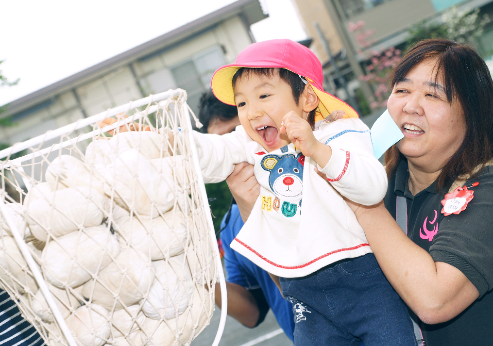 保育園の運動会で家族写真