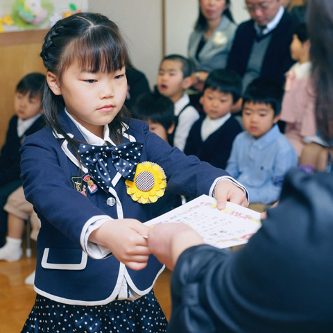 保育園の卒園式で証書授与