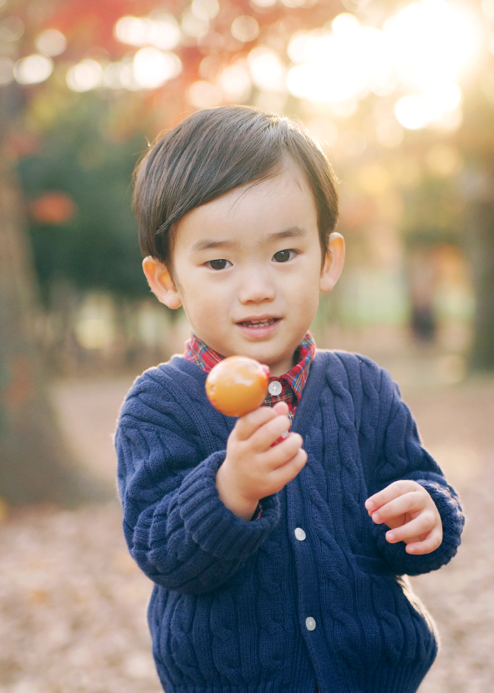 公園で遊ぶ男の子