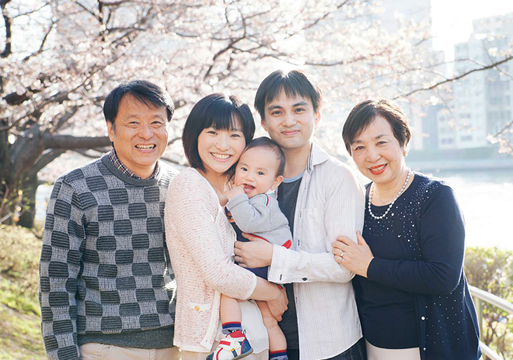 桜の木下で家族の記念写真