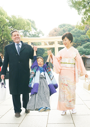 明治神宮の鳥居前でジャンプする男の子