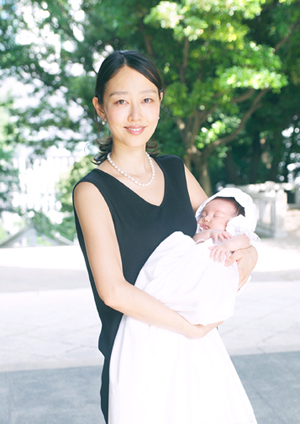 赤坂日枝神社の神門前で赤ちゃんを抱っこするママ