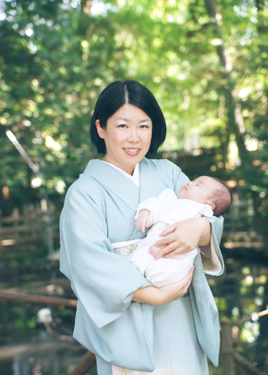 水色の着物を着たママの笑顔