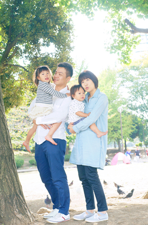 公園で家族4人で記念写真