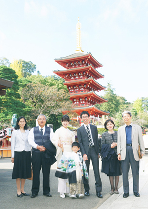 五重塔の前で七五三の集合写真