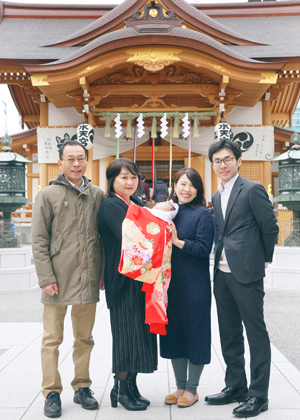 水天宮の本殿前でお宮参りの集合写真