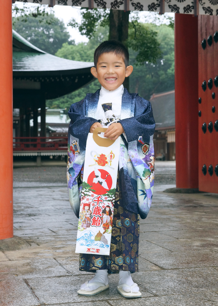 千歳飴を持ってポーズをとる男の子