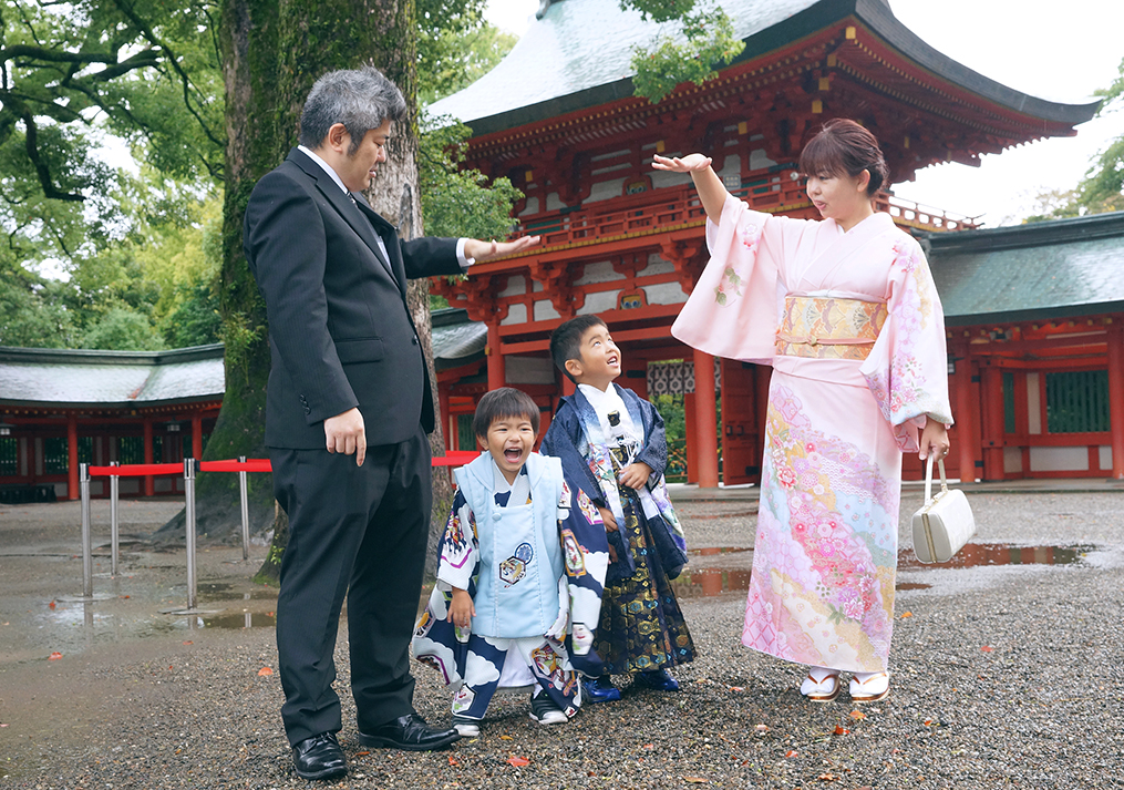 楼門の前で遊ぶ家族