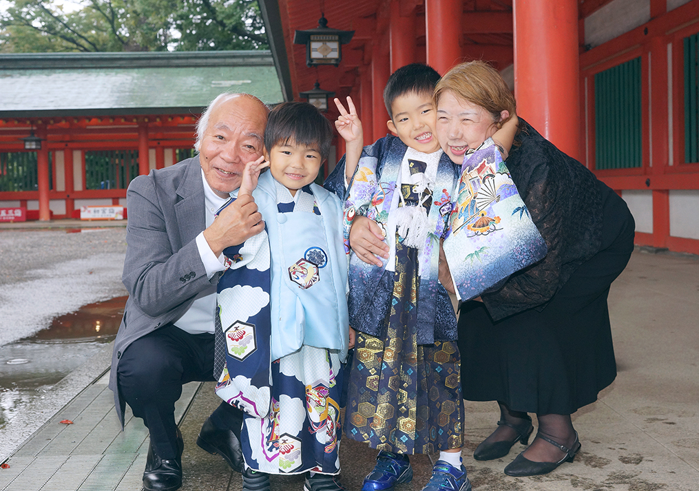 祖父母に抱きつく子供達