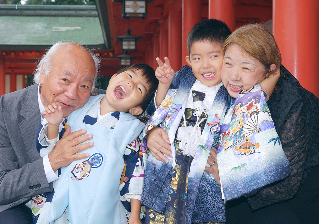 子供達に抱きつく祖父母