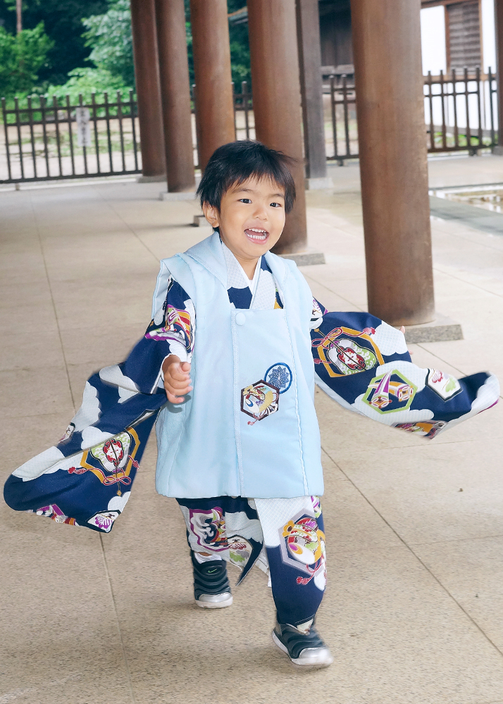 飛び回る3歳男の子