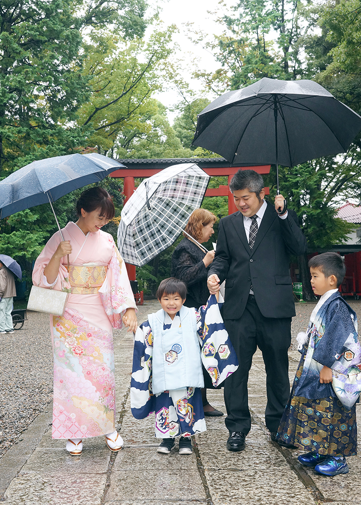 水色の被布を羽織った3歳男の子