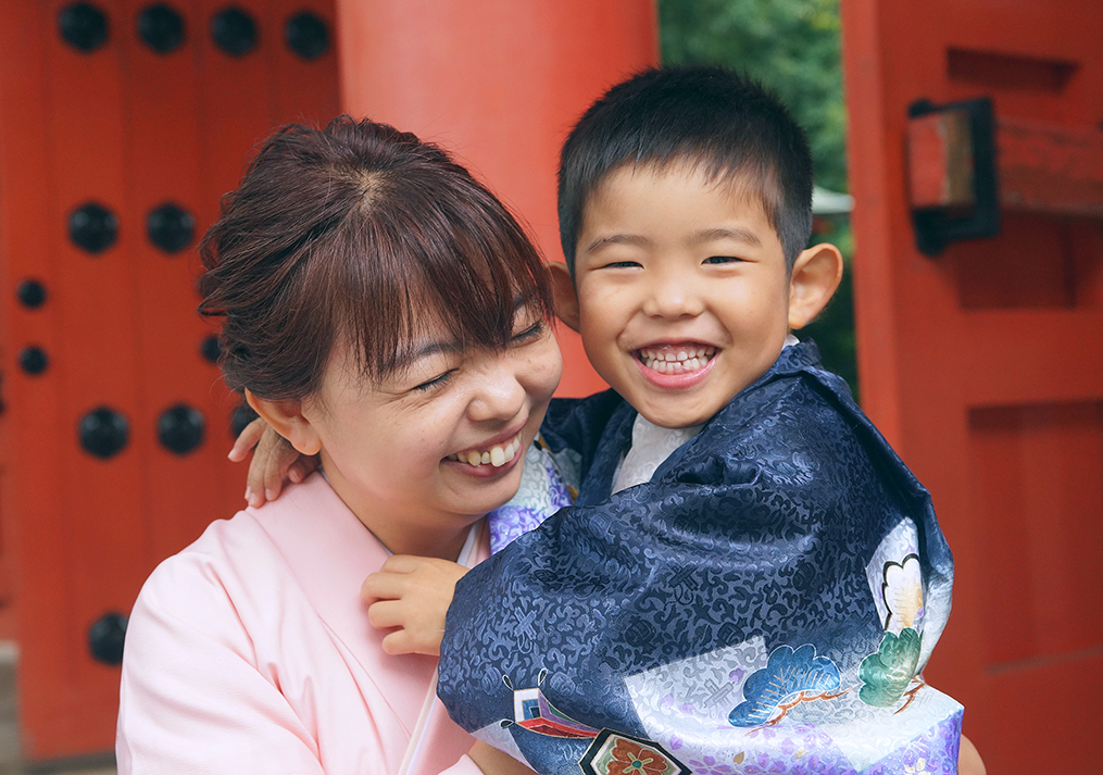 ママに抱きつく男の子