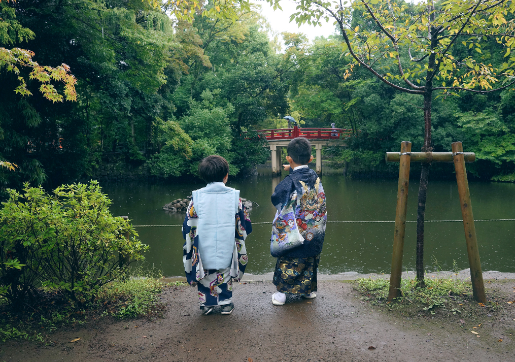 大宮氷川神社の池で亀を探す子供達