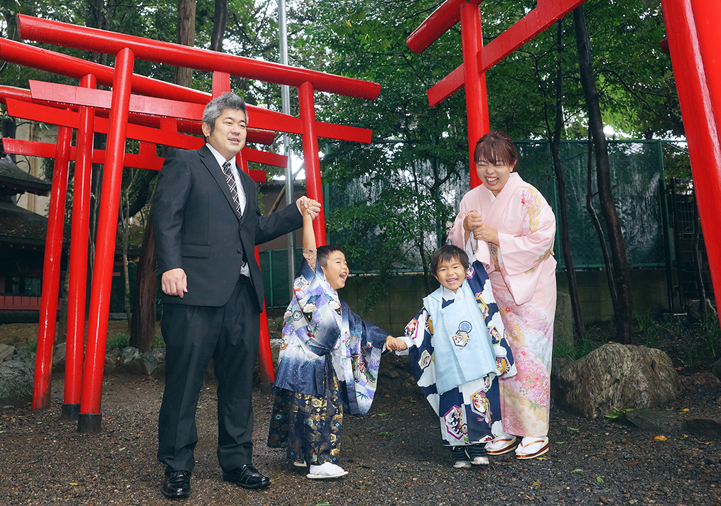 千本鳥居の中で遊ぶ家族