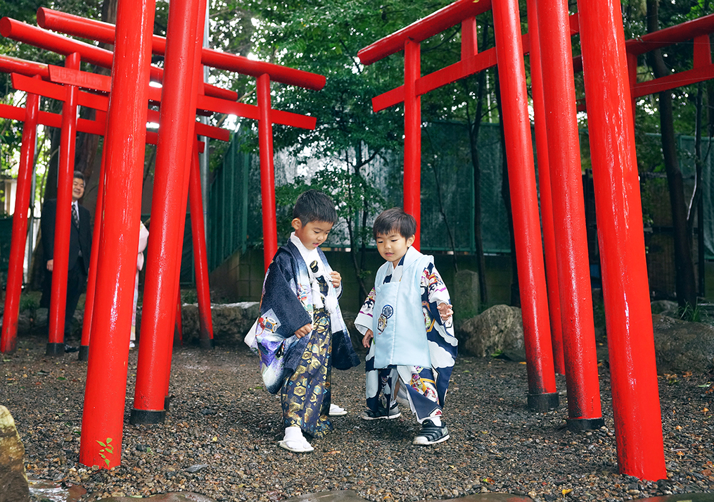 千本鳥居の中で遊ぶ男の子