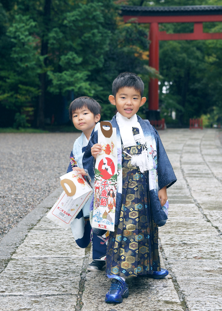 大宮氷川神社で兄弟の七五三