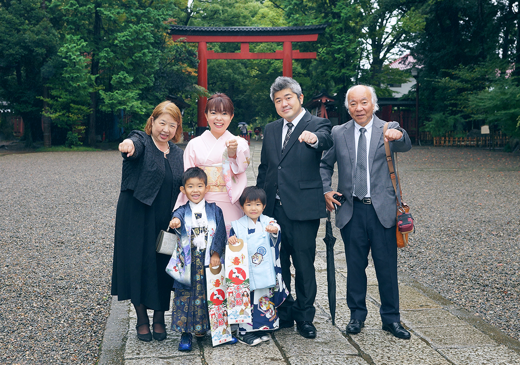 大宮氷川神社で七五三の集合写真