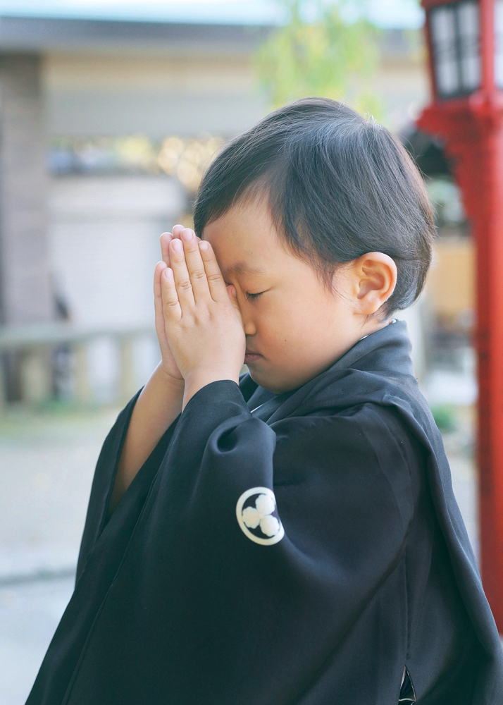 お参りをする5歳男の子