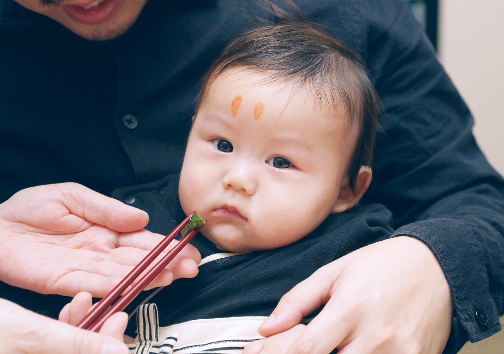 お食い初めで不安そうな赤ちゃん