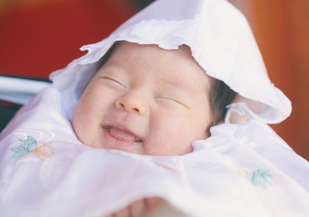 お宮参りで笑顔の赤ちゃん