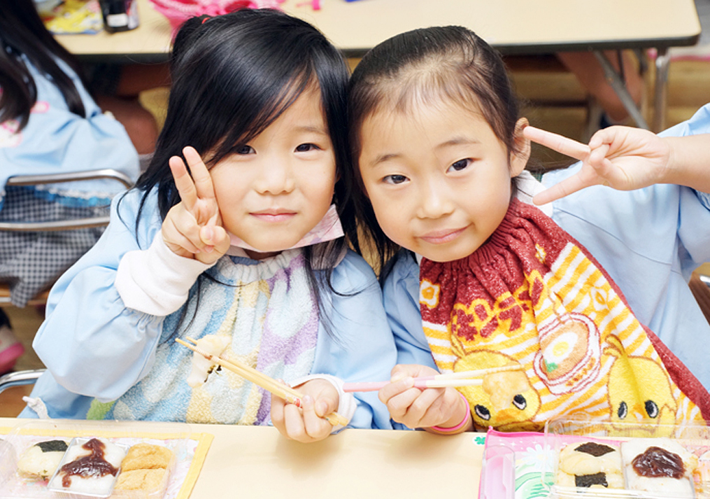 保育園の給食を食べる女の子