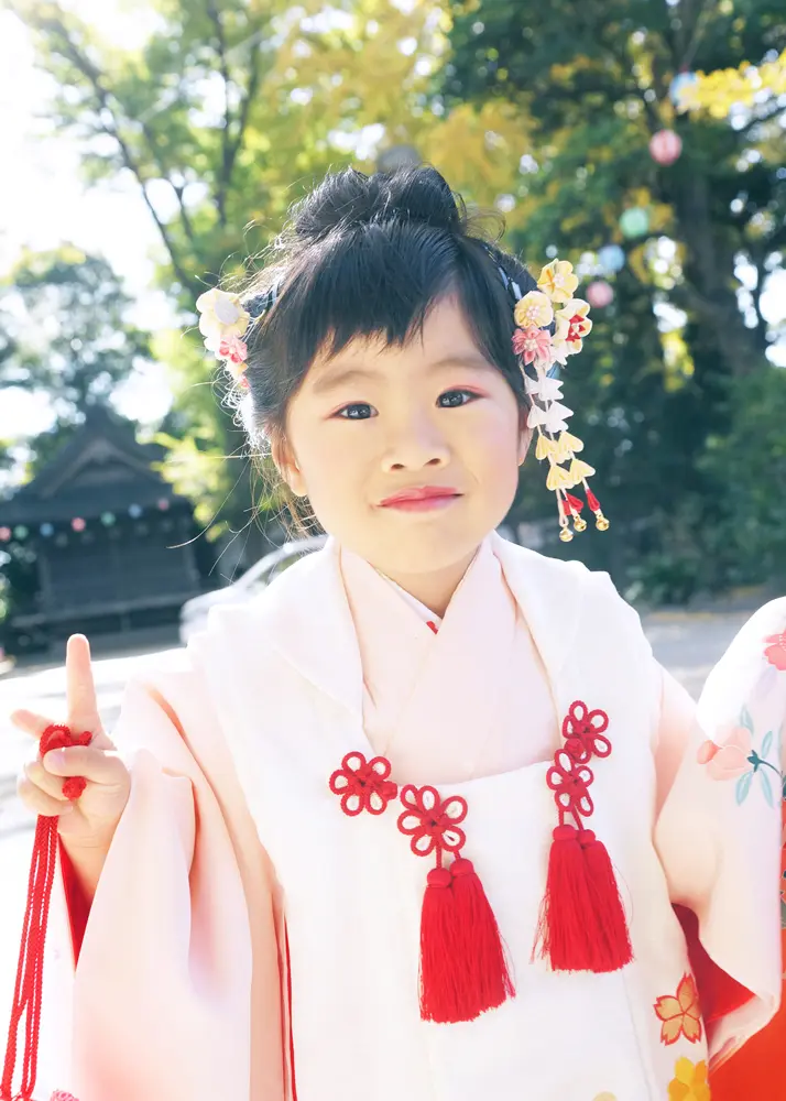 七五三の出張撮影の写真 七五三のポーズをする3歳女の子